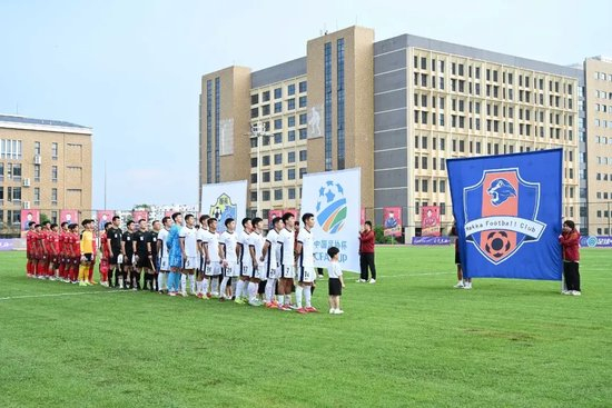 专业采用门槛更低的时间免费、道具收费运营模式。服务