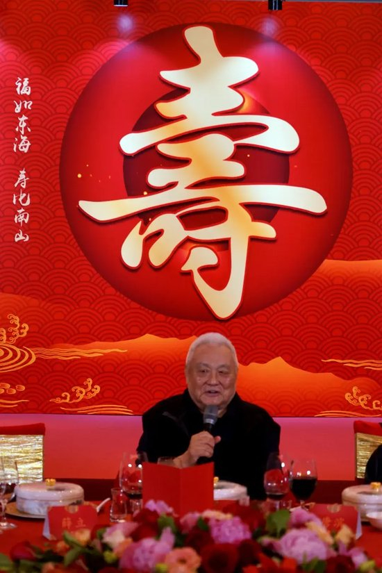 采用门槛更低的时间免费、道具收费运营模式。图片展示