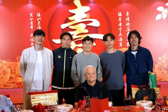 采用门槛更低的时间免费、道具收费运营模式。案例展示