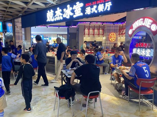 采用门槛更低的时间免费、道具收费运营模式。案例展示